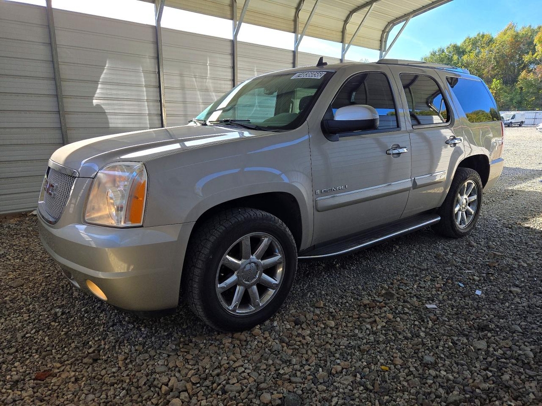 Vue de 2008 GMC YUKON DENALI, angle 1