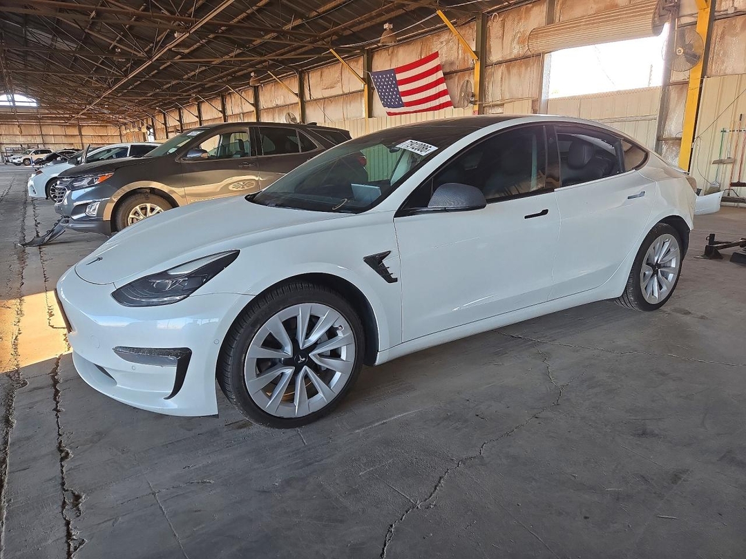 Вид 2021 TESLA MODEL 3, угол 1