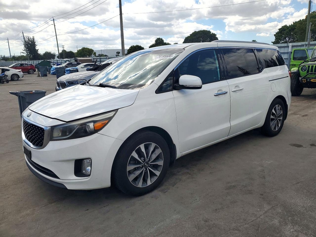 Vue de 2015 KIA SEDONA SX, angle 1