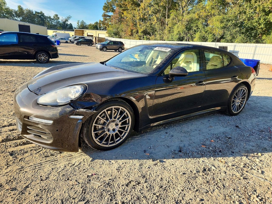 Vue de 2014 PORSCHE PANAMERA S, angle 1