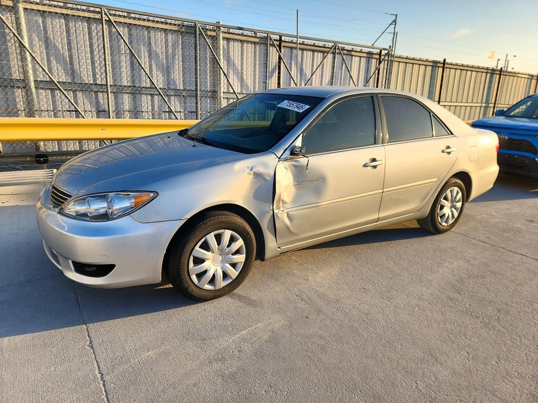 Вид 2005 TOYOTA CAMRY LE, угол 1