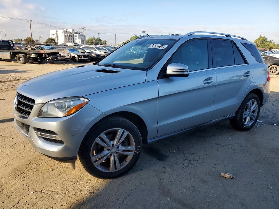 منظر 2013 MERCEDES-BENZ ML 350، زاوية 1