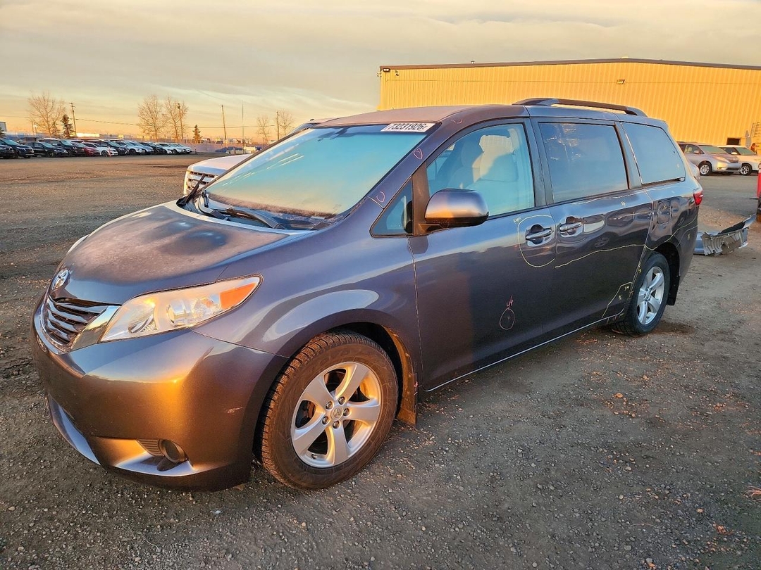 Вид 2015 TOYOTA SIENNA LE, угол 1