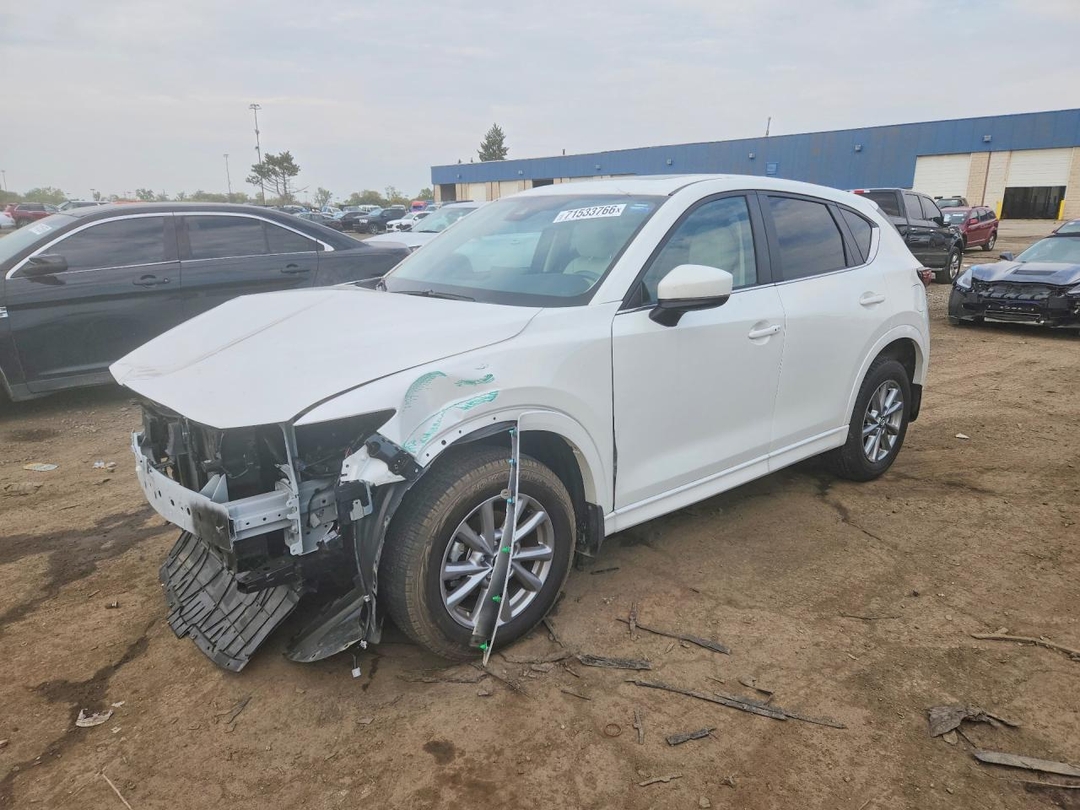 Vue de 2025 MAZDA CX-5 PREFERRED, angle 1