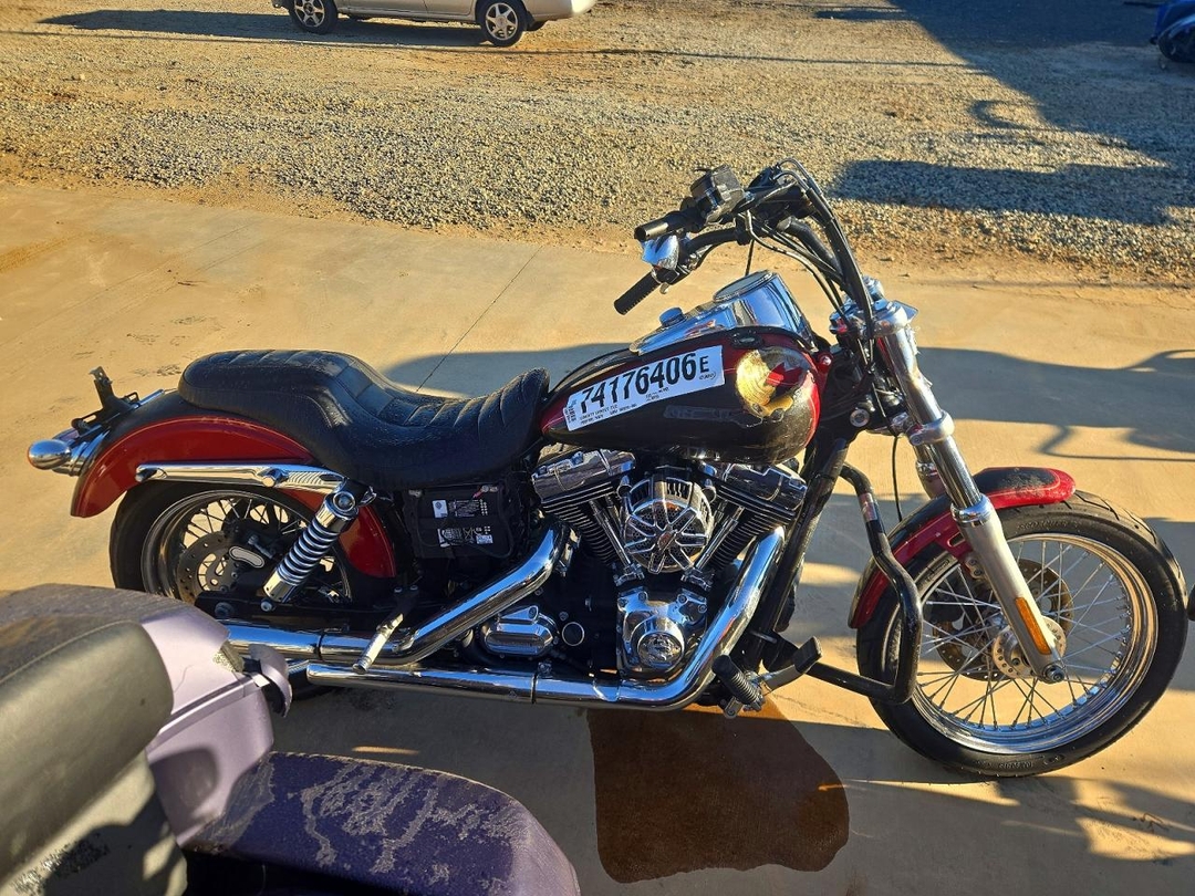 Vue de 2013 HARLEY-DAVIDSON FXDC DYNA SUPER GLIDE, angle 1