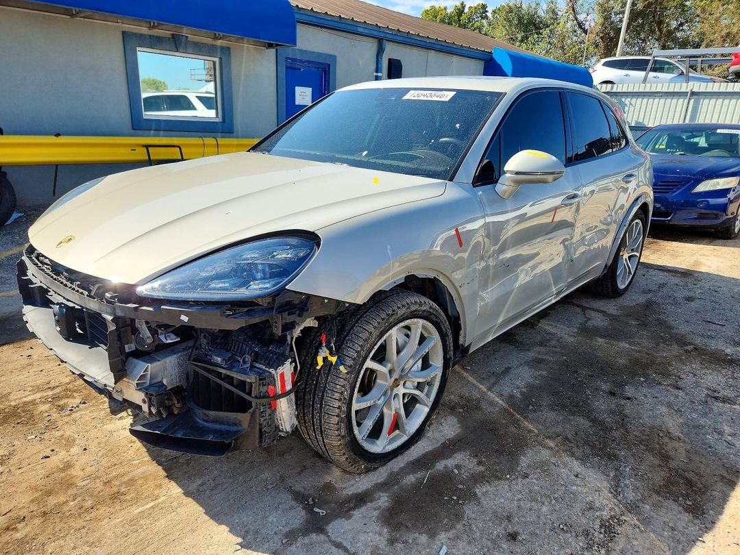 Vue de 2021 PORSCHE CAYENNE TURBO, angle 1