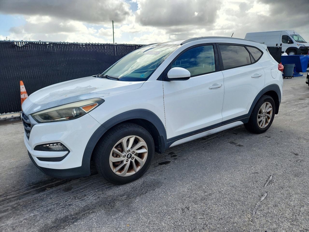 منظر 2017 HYUNDAI TUCSON SE، زاوية 1
