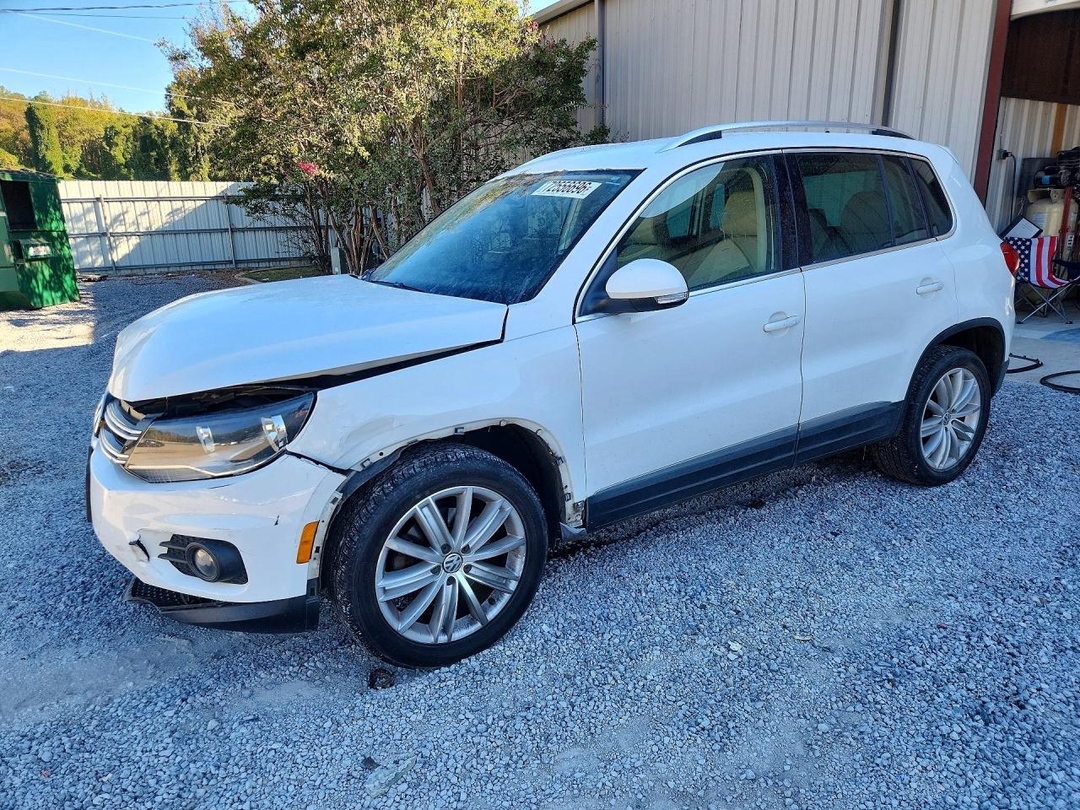 Vue de 2014 VOLKSWAGEN TIGUAN S, angle 1