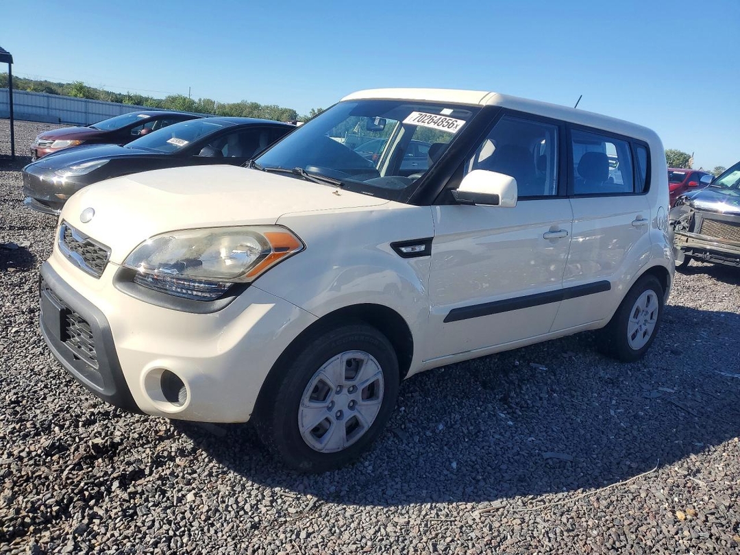 Vue de 2013 KIA SOUL BASE, angle 1