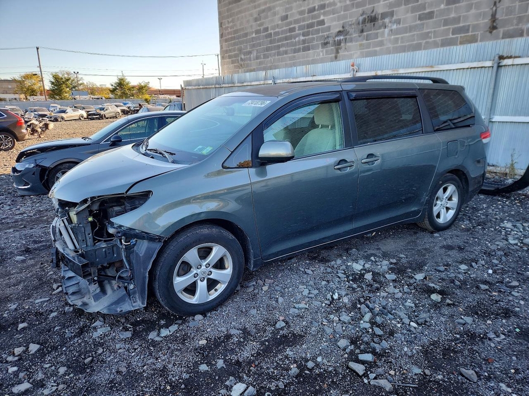 Vista de 2013 TOYOTA SIENNA LE, ángulo 1