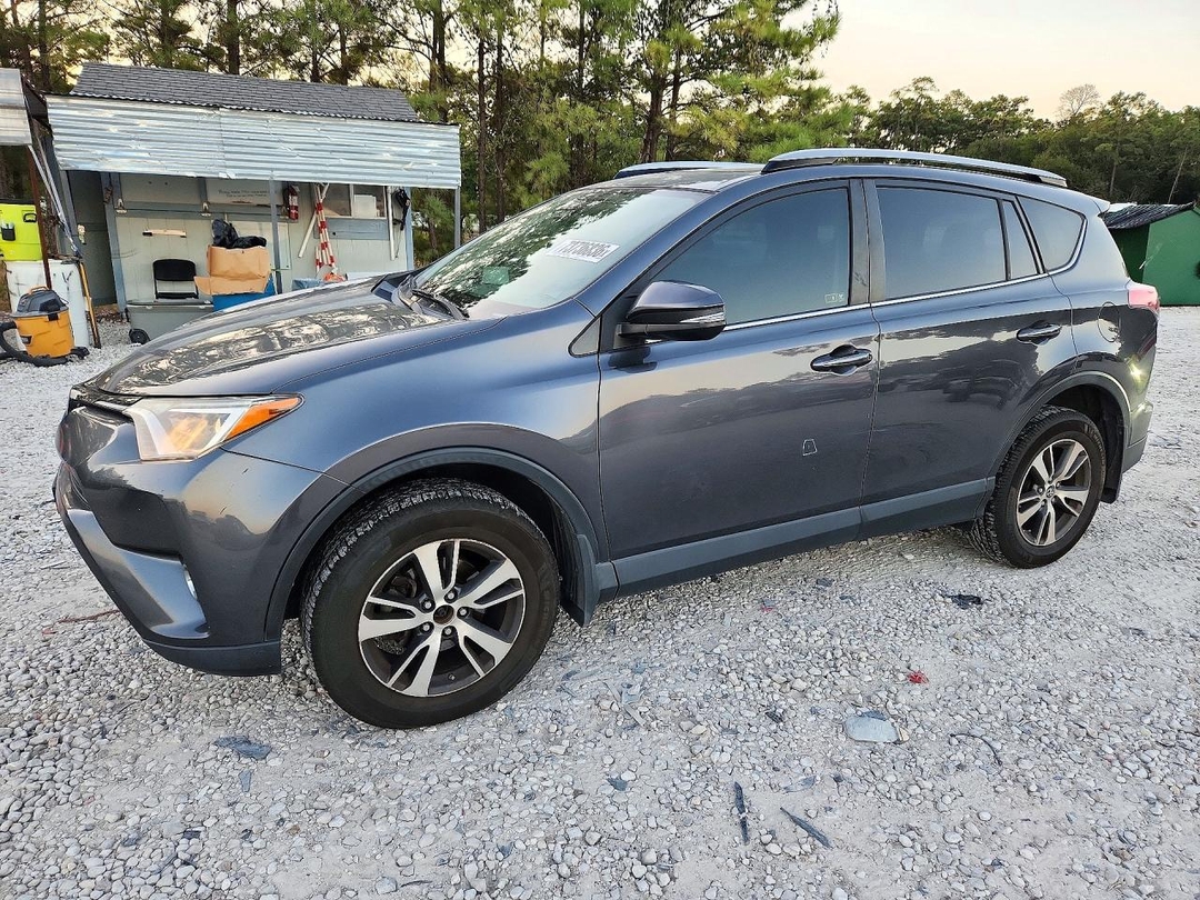 Vue de 2018 TOYOTA RAV4 XLE, angle 1