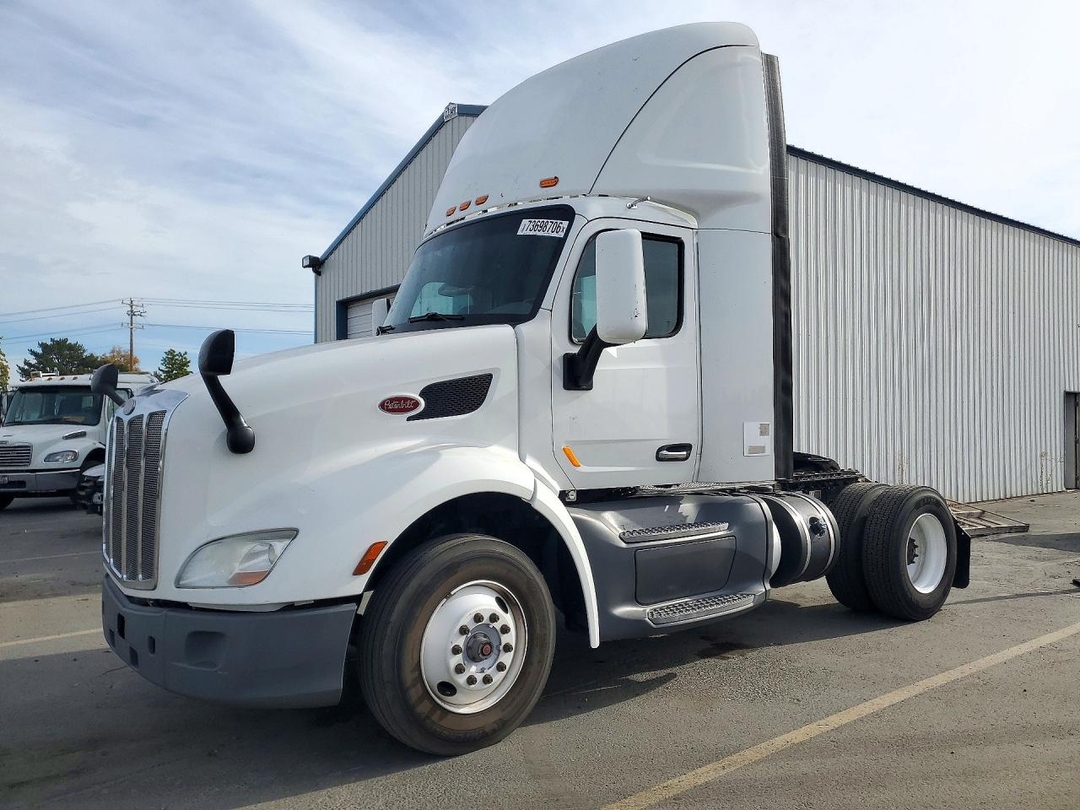 Vue de 2018 PETERBILT 579 SEMI TRUCK, angle 1