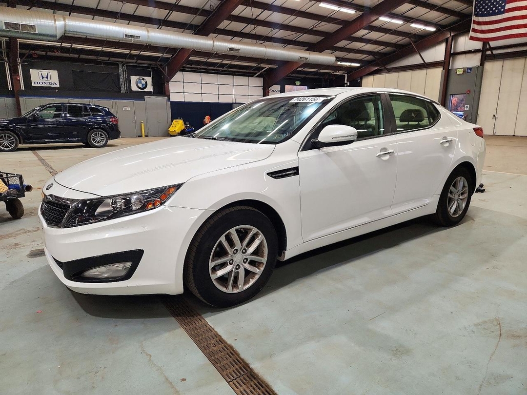 منظر 2013 KIA OPTIMA LX، زاوية 1