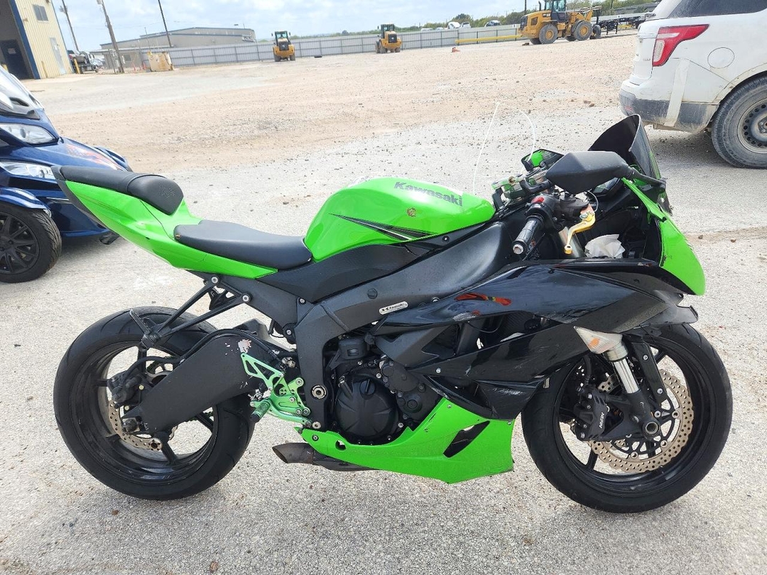Вид 2011 KAWASAKI ZX600 R, угол 1