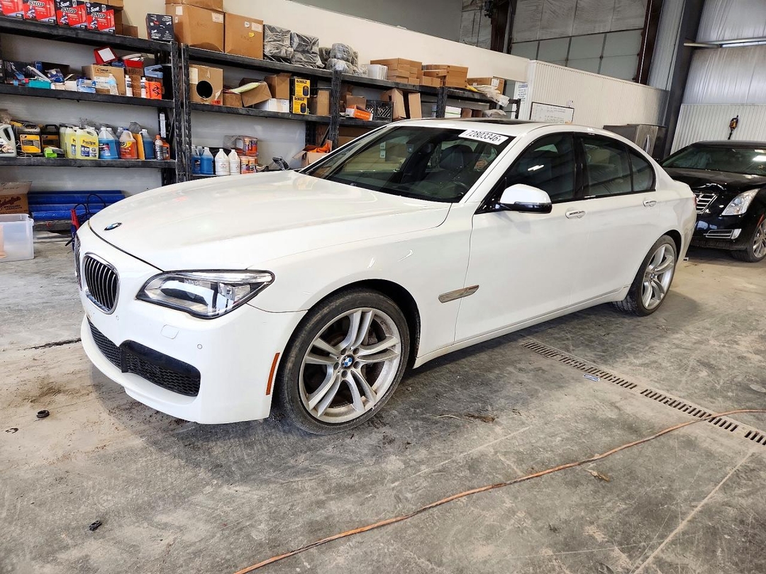 Vue de 2013 BMW 750 XI, angle 1