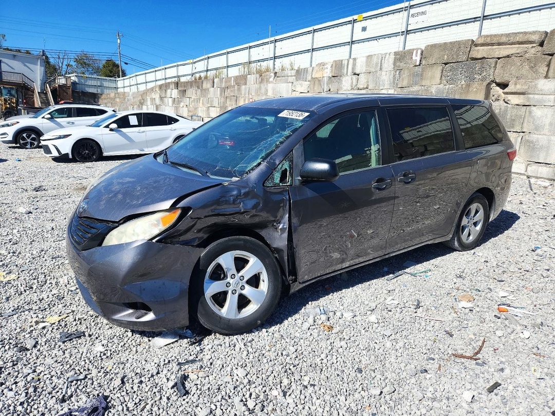 Vue de 2015 TOYOTA SIENNA L 7-PASSENGER, angle 1