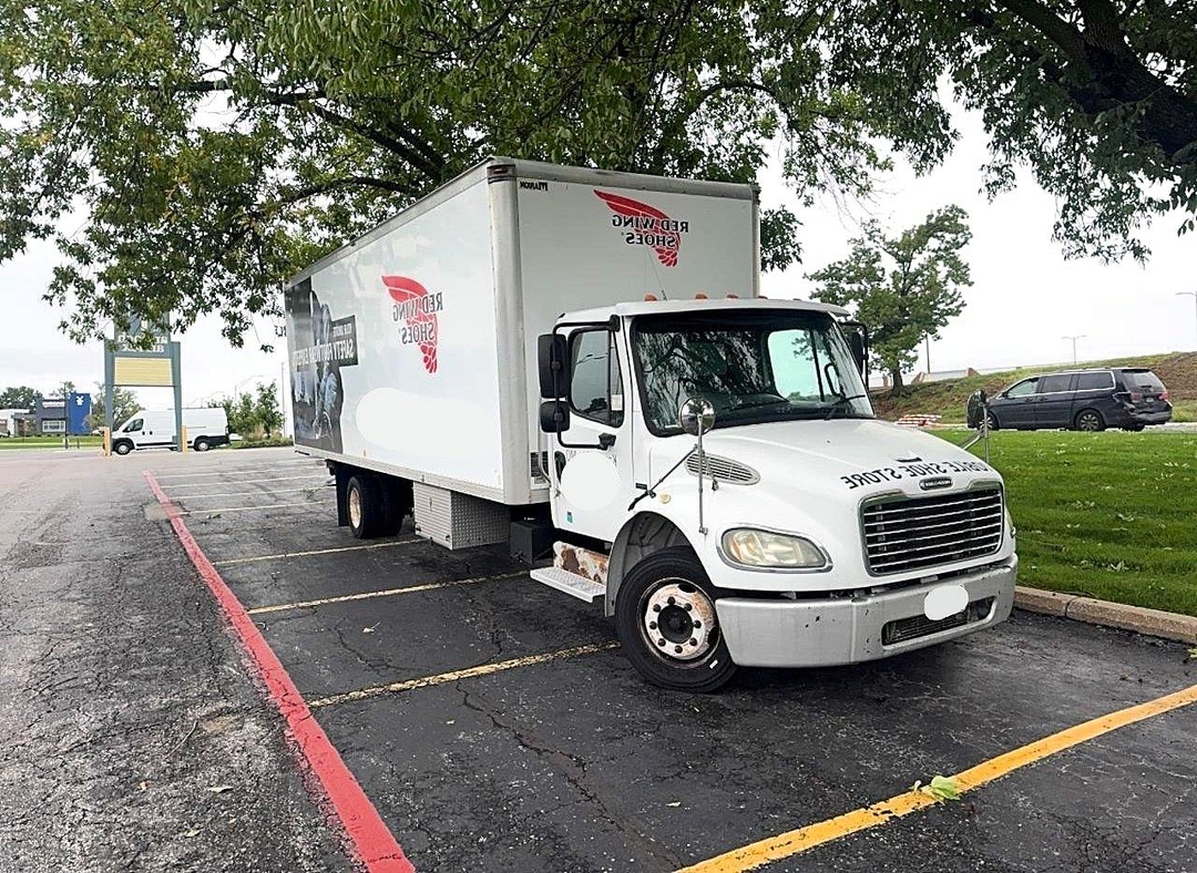 منظر 2005 FREIGHTLINER M2 BOX TRUCK، زاوية 1