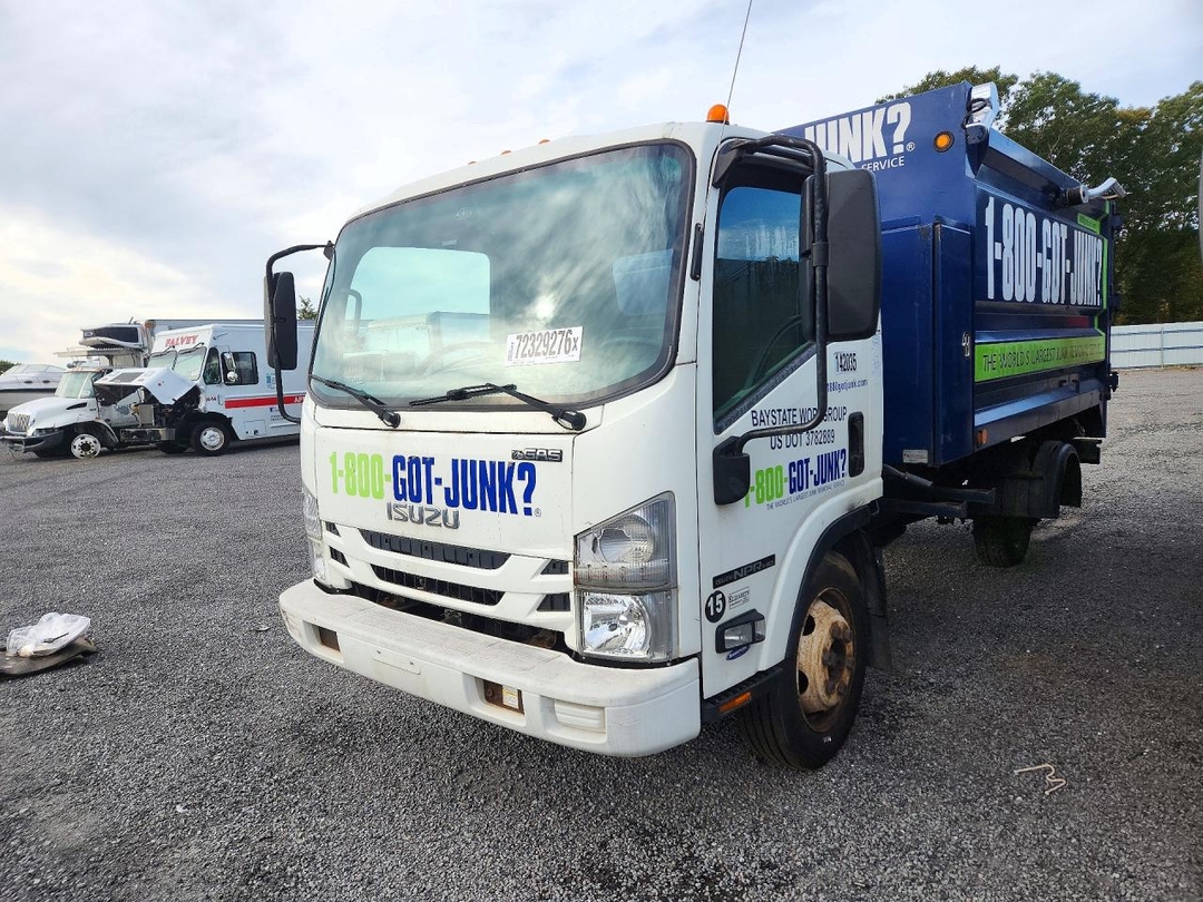 Vue de 2018 ISUZU NPR HD DUMP TRUCK, angle 1