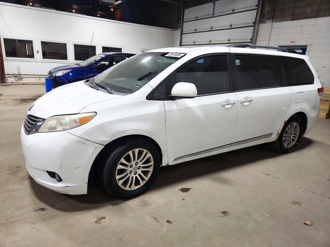 منظر 2013 TOYOTA SIENNA XLE 8-PASSENGER، زاوية 1