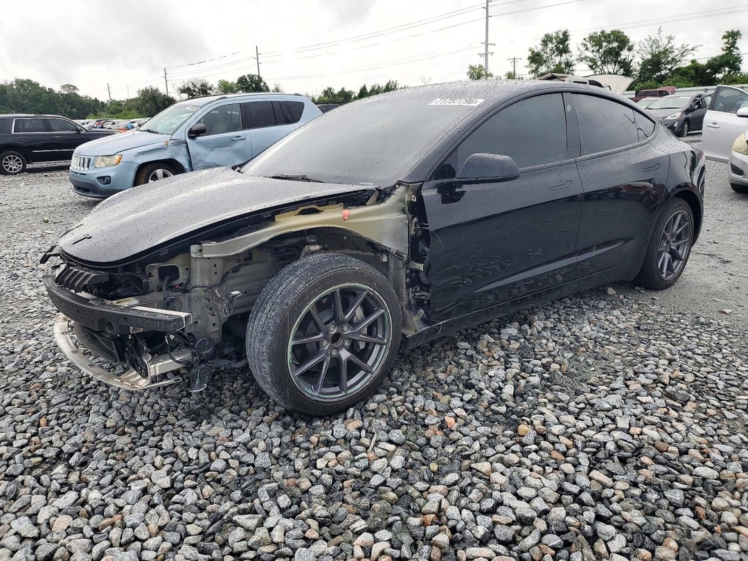 Вид 2023 TESLA MODEL 3, угол 1