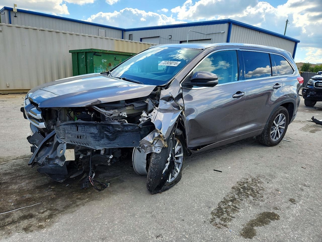 Vista de 2018 TOYOTA HIGHLANDER XLE, ángulo 1