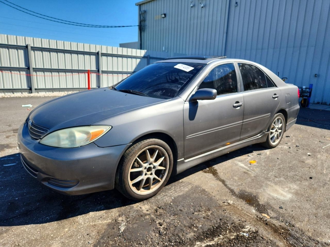 Vista de 2004 TOYOTA CAMRY LE, ángulo 1