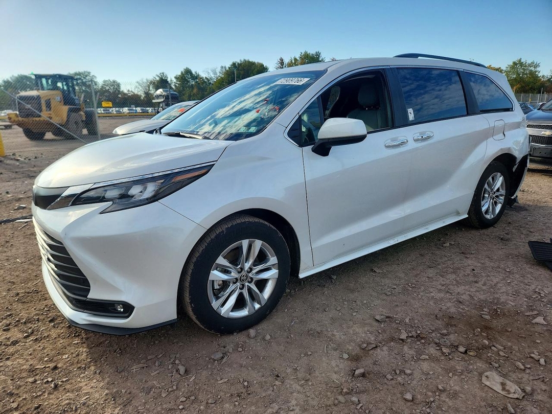 Вид 2025 TOYOTA SIENNA XLE 7-PASSENGER, угол 1