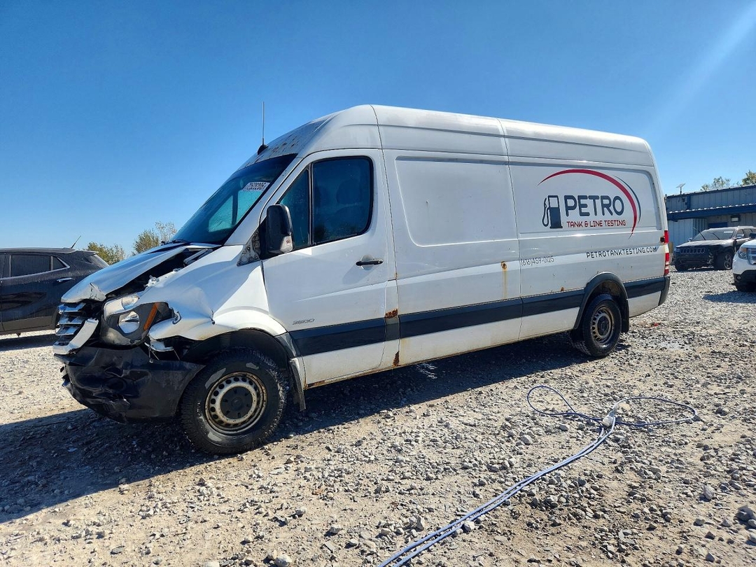 Vista de 2015 FREIGHTLINER SPRINTER 2500 DELIVERY VAN, ángulo 1