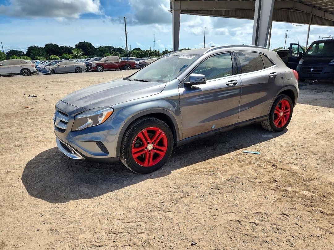 Vista de 2016 MERCEDES-BENZ GLA 250, ángulo 1