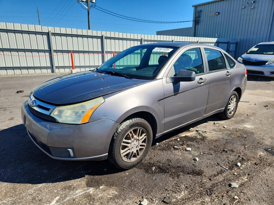 Vue de 2010 FORD FOCUS SE, angle 1