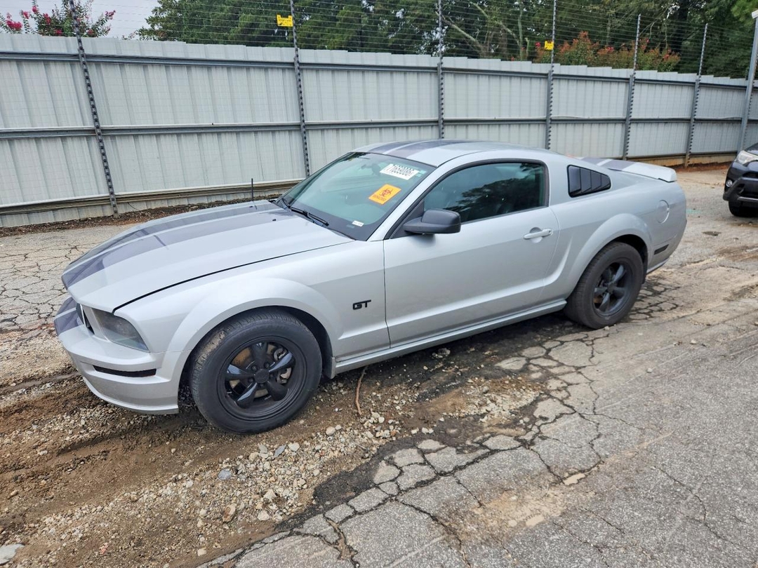 Vista de 2005 FORD MUSTANG GT, ángulo 1