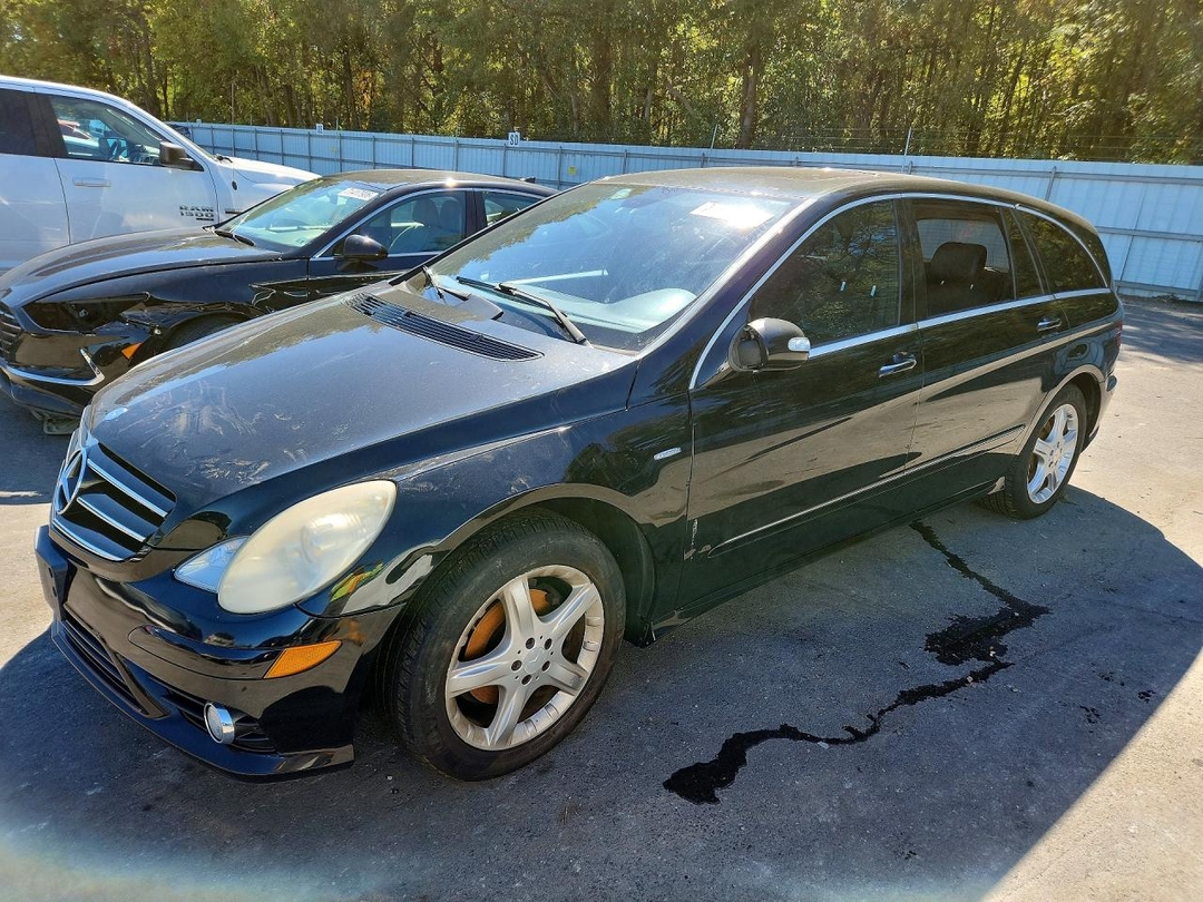 Vue de 2010 MERCEDES-BENZ R 350 BLUETEC, angle 1