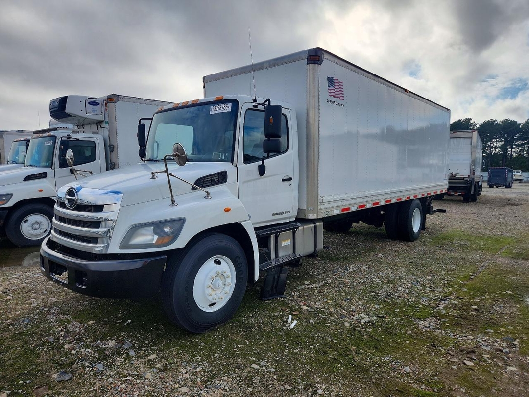 Vue de 2017 HINO 338 BOX TRUCK, angle 1