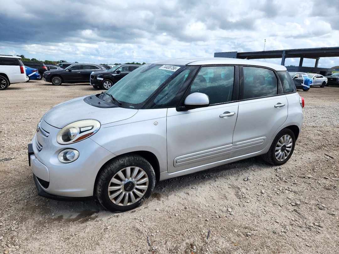 Vue de 2017 FIAT 500L POP, angle 1