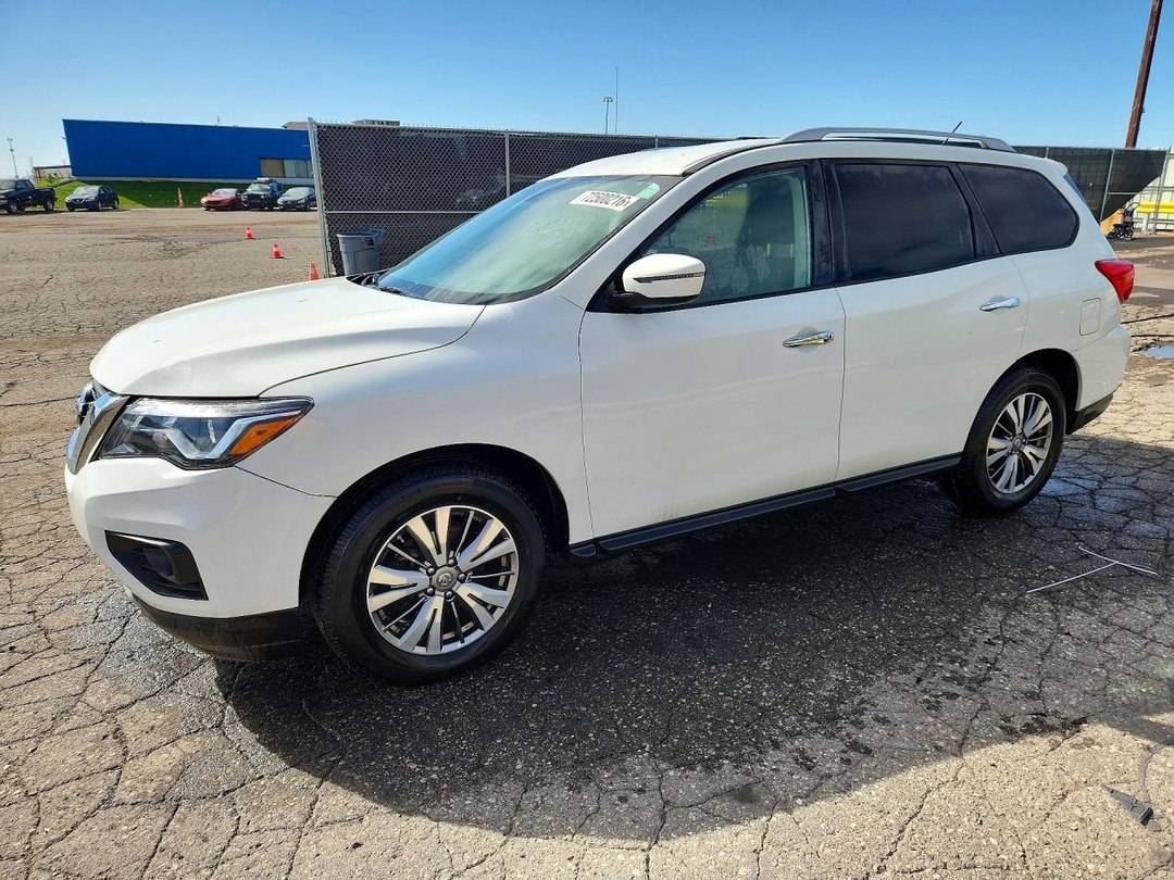 Vue de 2018 NISSAN PATHFINDER SV, angle 1