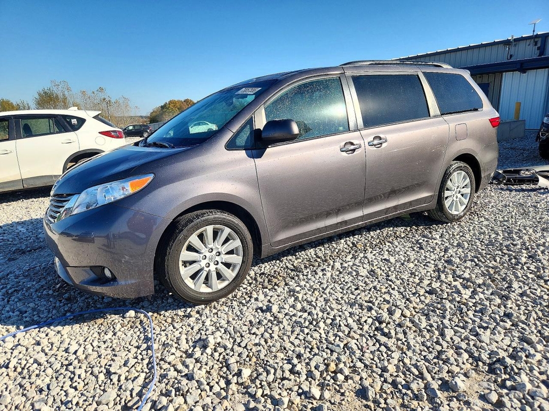 منظر 2015 TOYOTA SIENNA XLE 7-PASSENGER، زاوية 1
