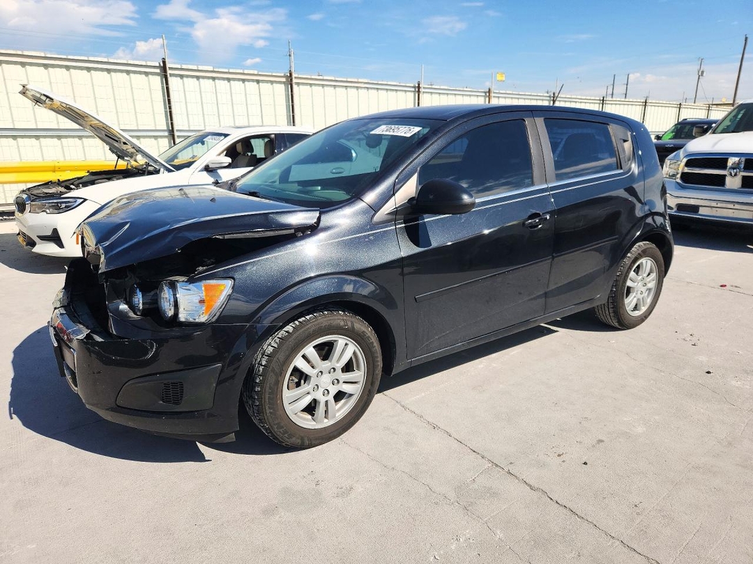 Vue de 2015 CHEVROLET SONIC LT, angle 1