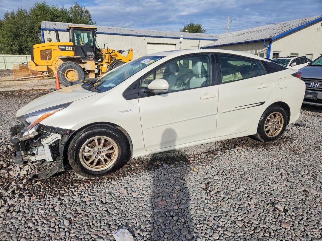 منظر 2016 TOYOTA PRIUS FOUR، زاوية 1