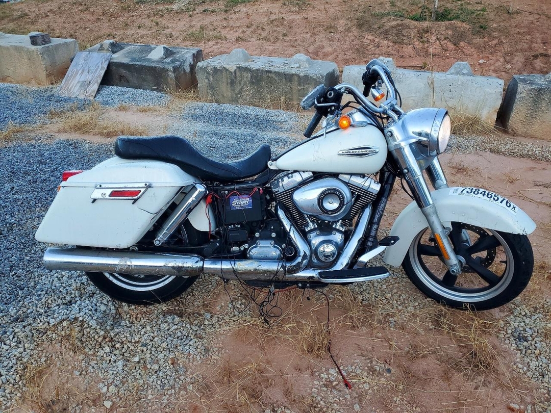Vista de 2014 HARLEY-DAVIDSON FLD SWITCHBACK, ángulo 1