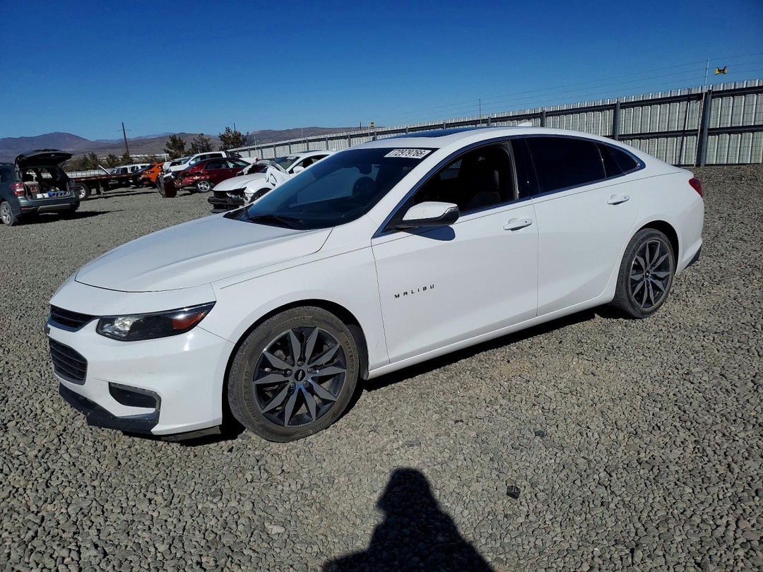 Вид 2017 CHEVROLET MALIBU LT, угол 1