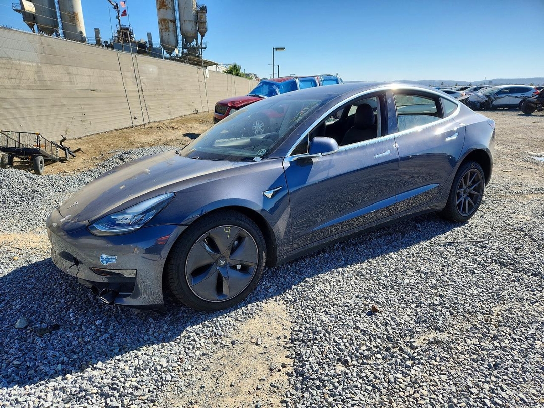 Vue de 2020 TESLA MODEL 3, angle 1