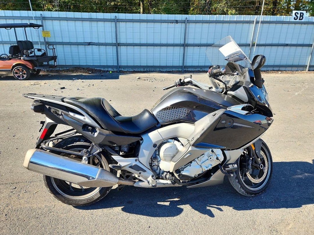 Vista de 2013 BMW K1600 GTL, ángulo 1