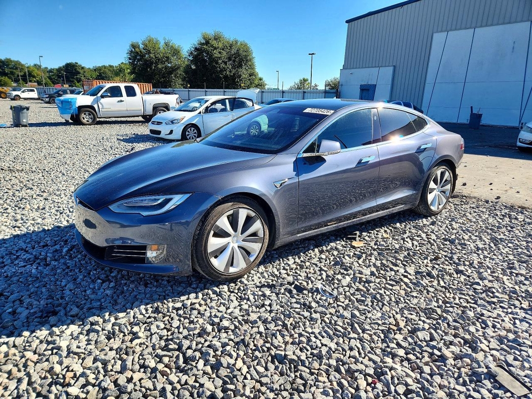 Вид 2020 TESLA MODEL S, угол 1
