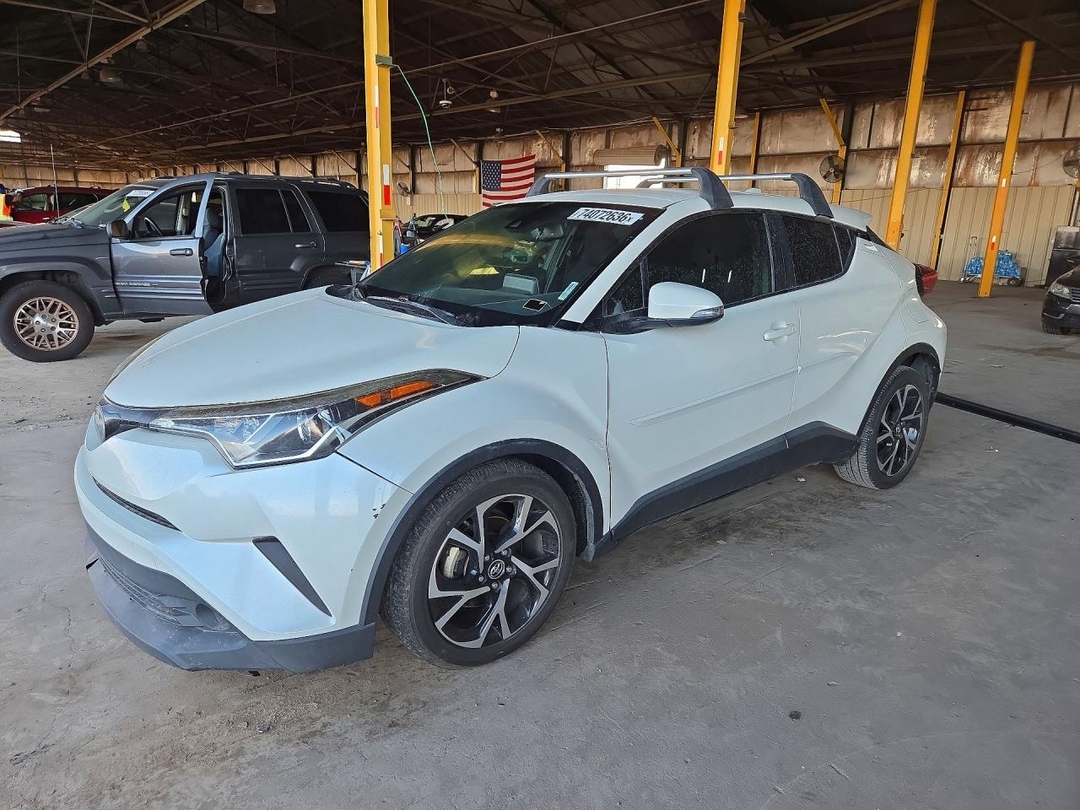 منظر 2019 TOYOTA C-HR XLE، زاوية 1