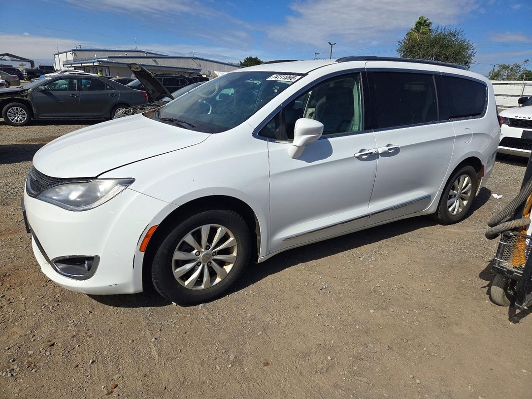 2019 CHRYSLER PACIFICA TOURING L view, angle 1