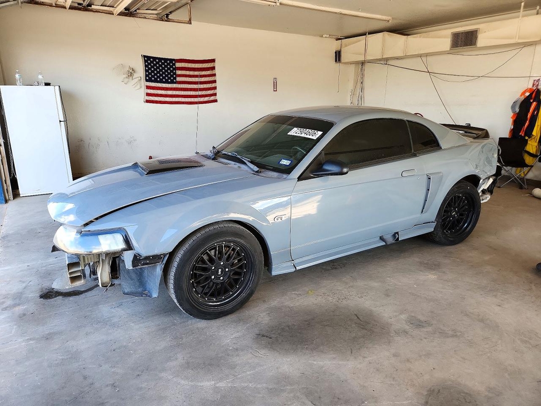 Vue de 2000 FORD MUSTANG GT, angle 1