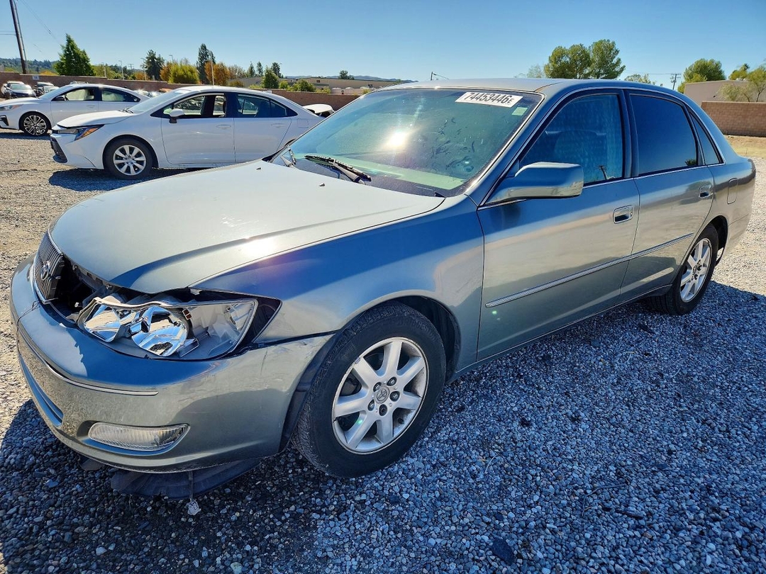 Vue de 2001 TOYOTA AVALON XLS, angle 1