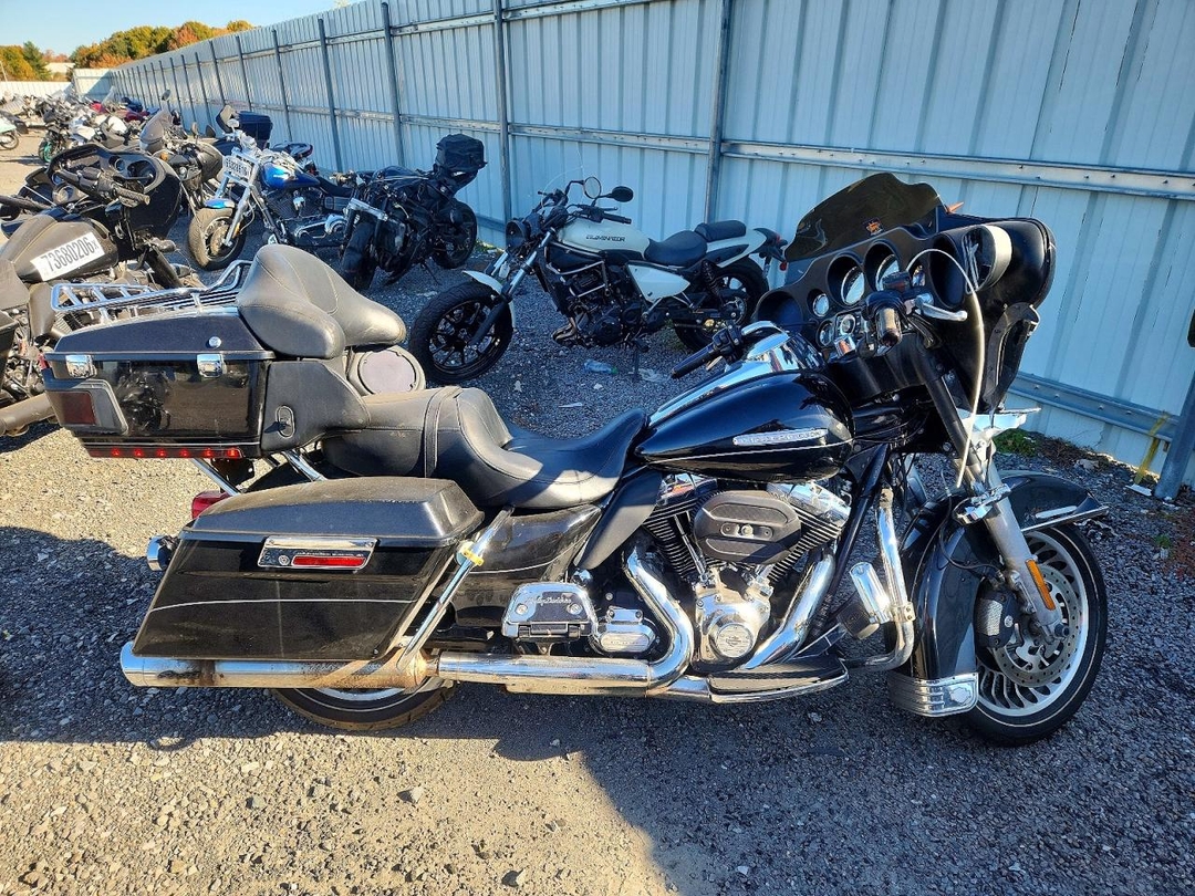 Vue de 2012 HARLEY-DAVIDSON FLHTK ELECTRA GLIDE ULTRA LIMITED, angle 1