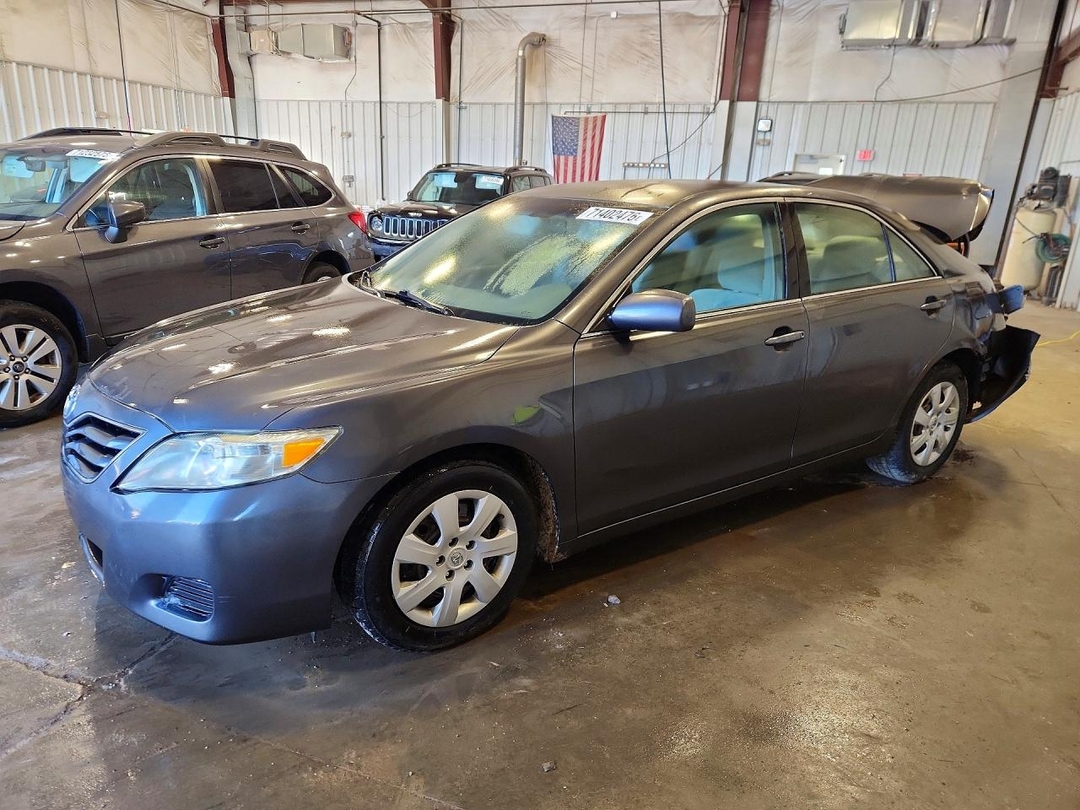Вид 2010 TOYOTA CAMRY LE, угол 1