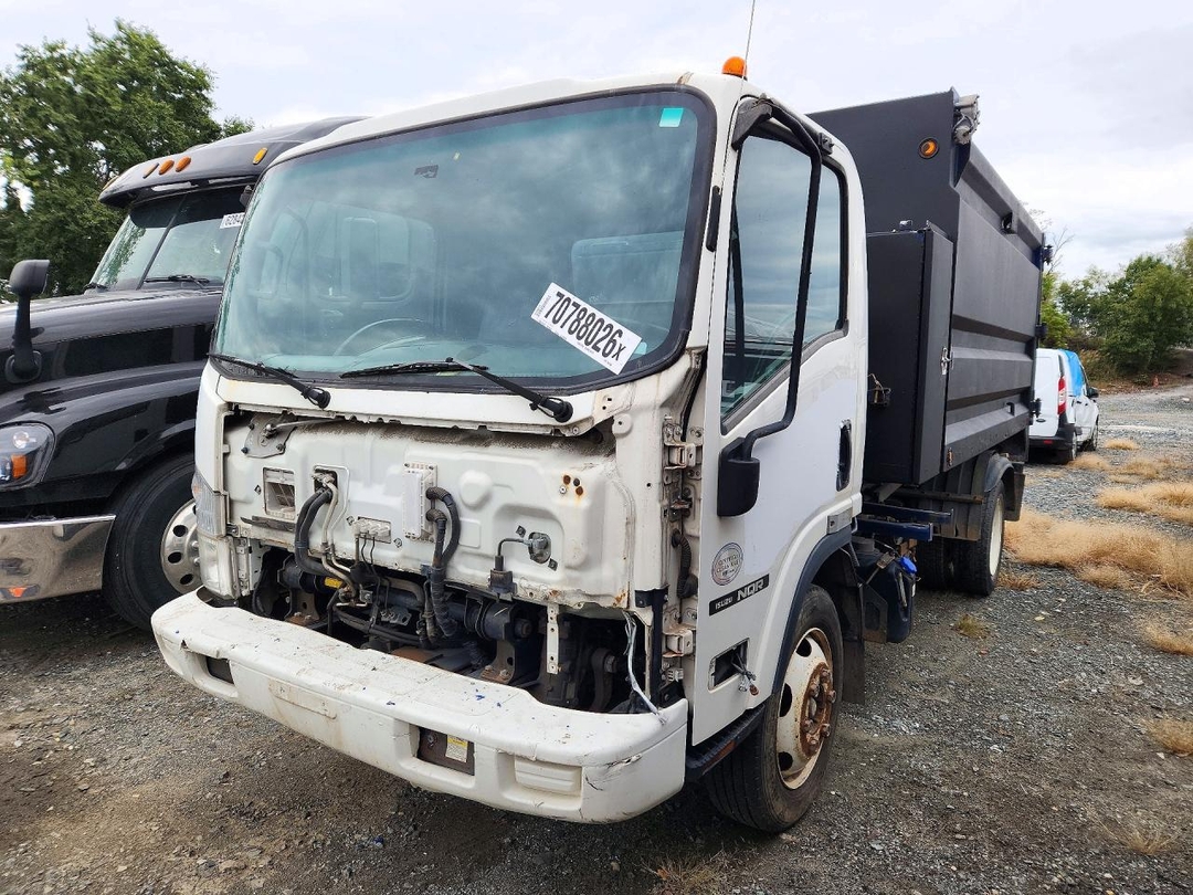 Vue de 2015 ISUZU NQR DUMP TRUCK, angle 1